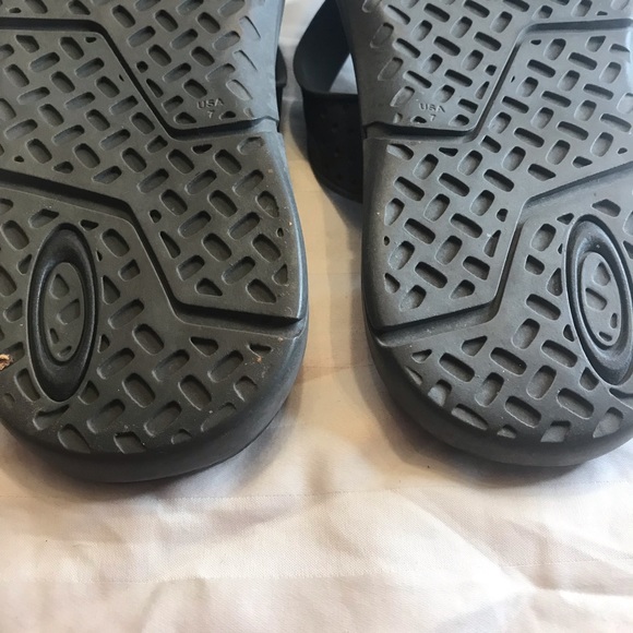 Oakley Men’s Grey flip flops sz 7. Great condition. - Picture 4 of 4